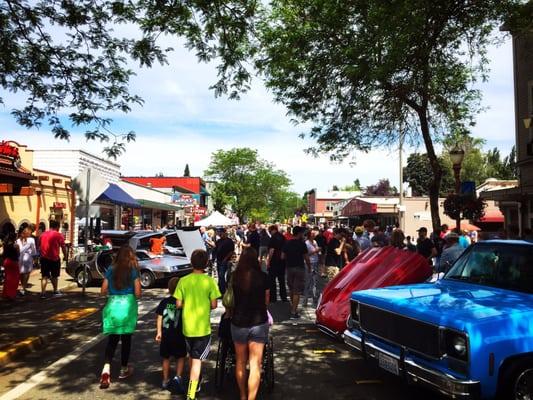 Front Street is closed off from Gilman BLVD to Sunset Way for the festival - cars, cars, cars!