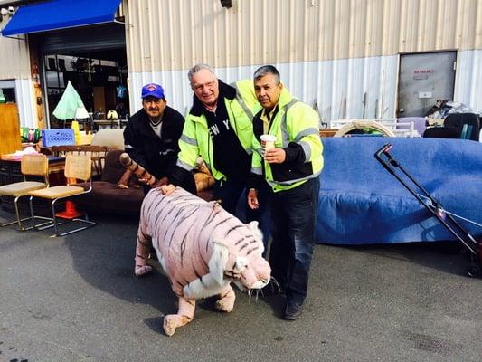 Bring Atillio a coffee and donut and he'll load the car for you. Speaks Spanish, ask him to count on English.