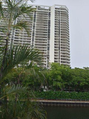 Williams Island 7000 Bldg needs paint and repairs. Enhance to view how ugly the conditions