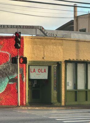 Entrance... on the corner of Kapahulu Avenue and Kaimuki Avenue