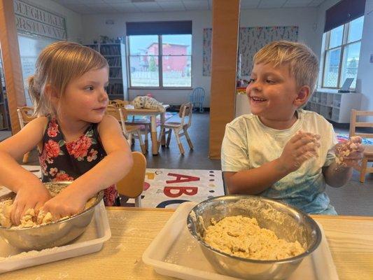 Science, multi-step directions, social skills, sensory exploration, and cause and effect are all targeted in one project!