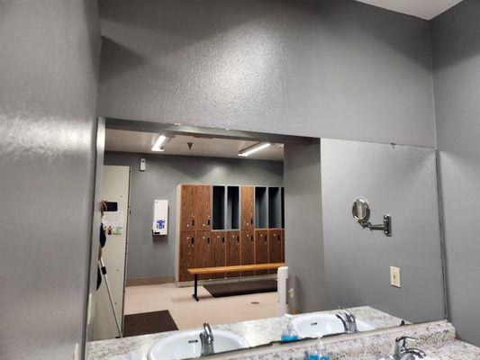 Esta es un espejo de diez que limpiamos con jm.janitorial servicesLLC