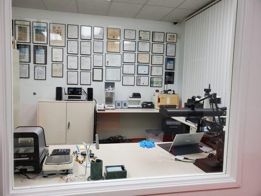 Certified Jewelry Buyers & Appraisals While-U-Watch