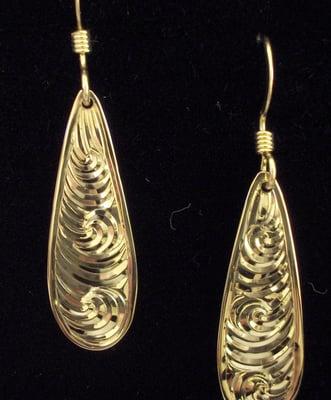 14K Yellow gold 1"x5/16" hand engraved in the "Luminesque" style for maximum flash.