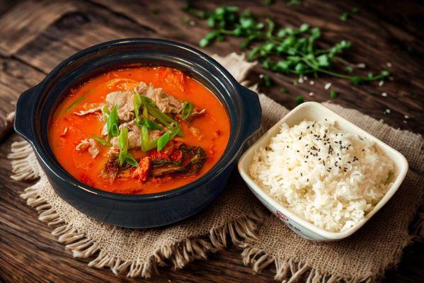 Tomato Brisket
Braised beef brisket, tomato, napa cabbage, tofu skin,
scallions in tomato broth.