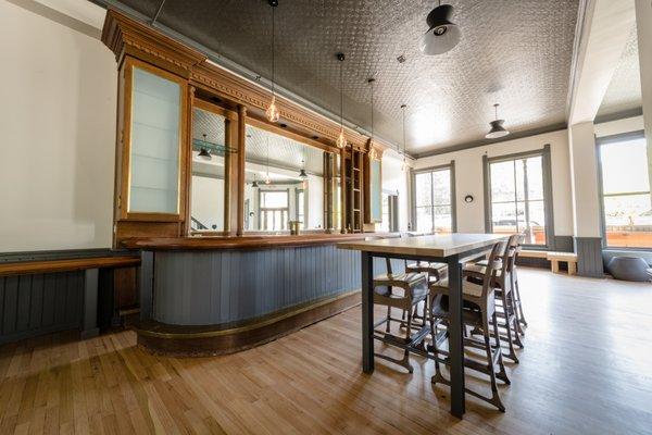 Bar Thatcher, Located in the lobby of Thatcher Hotel