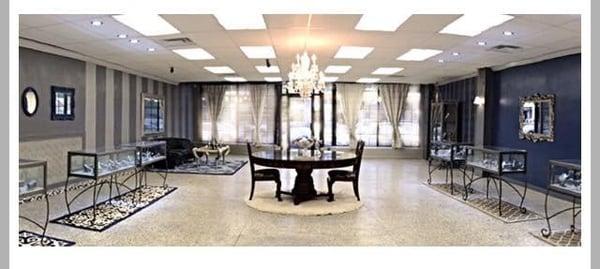 At Platinum Jewelers it is important for us to create an elegant atmosphere for our customers.