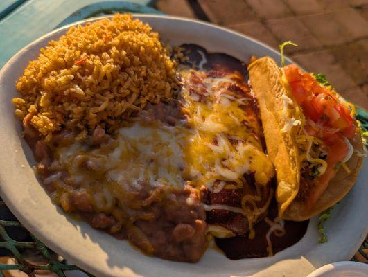 The mole sauce on the Dos Combination is amazing! And talk about crispy taco!