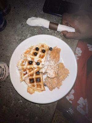 CHICKEN & WAFFLES