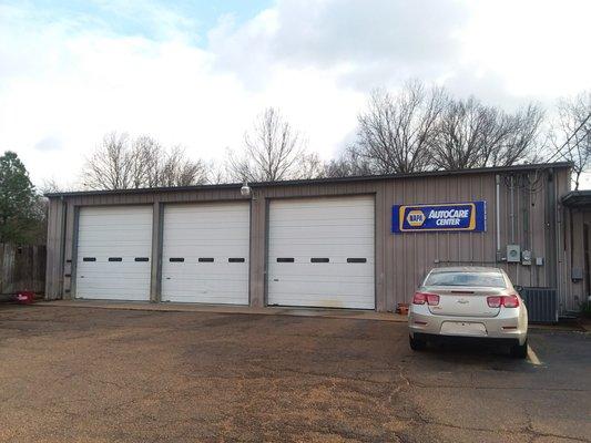 Full service 7 bay mechanic & detail shop