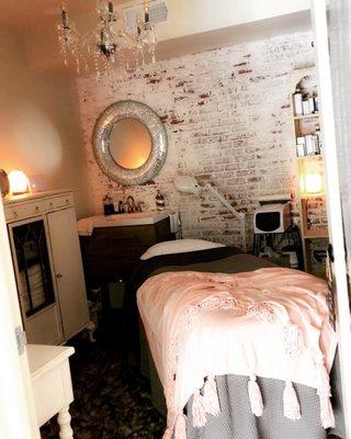 Healing Beauty's suite in the Beauty Bungalows on Main Street in Huntington Beach. Just dreamy ...