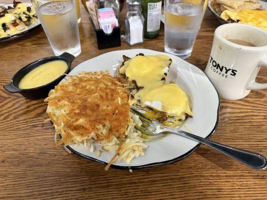 Eggs Benedict, hash browns