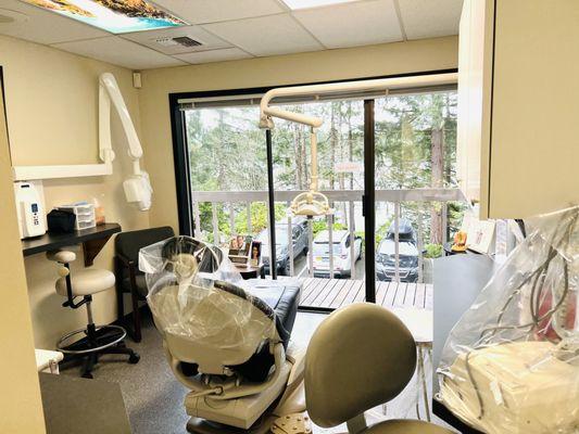 Ceiling to floor windows allow plenty of natural sun light to lit the dental operatory to make you relaxed during your dental treatment.