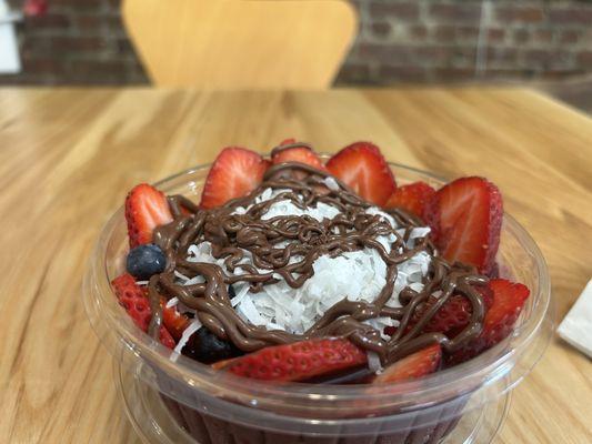 Açaí bowl : blueberries, strawberries, Nutella, and coconut