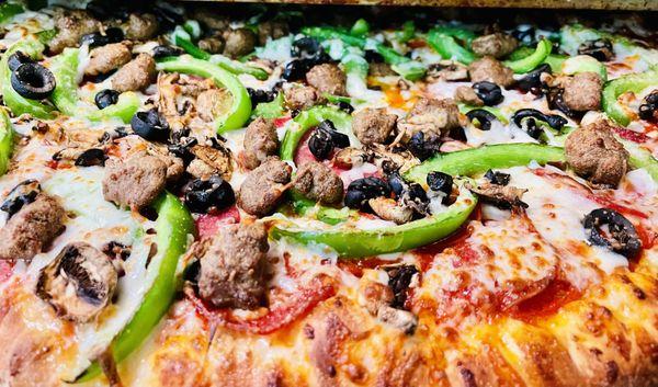 Combination beef sausage, pepperoni, bell peppers,
mushroom, and olives