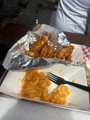 Special was 10 wings. Got them with Mango Habanero sauce and the Mac-n-cheese. It was really good. Recommend it!!