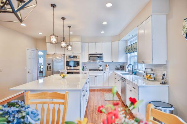 Kitchen remodel with upgraded kitchen backsplash and white kitchen cabinets
