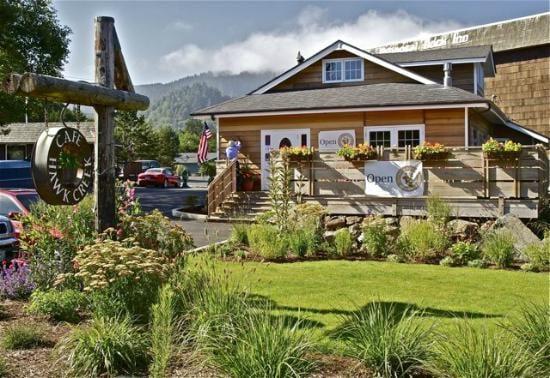 The Cafe on Hawk Creek is next door.