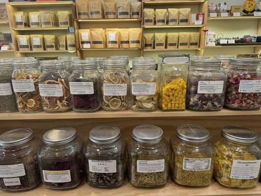 Special loose-leaf teas and dried fruits to make your own blends