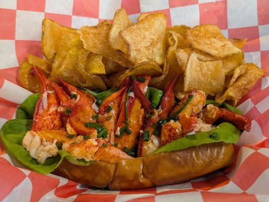 Connecticut Lobster Roll (warm)