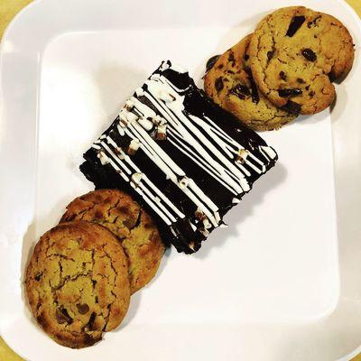 Delivery, Dessert, Late Night. What more could you ask for ? Jumbo Brownie, Peanut Butter Cookies, Chocolate Chip Cookies all gooey !
