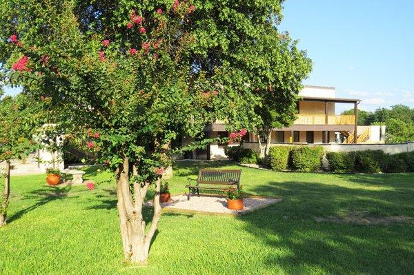 Rio Robles, Inc.:Clubhouse, billiards and workout room, laundry facility, library, commercial kitchen and outdoor pool.