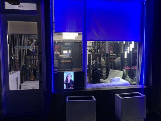 Lizzy is waiting for the next customer