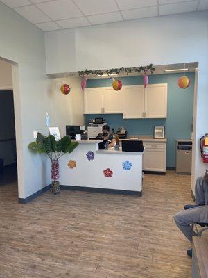 IG @kurlykonnoisseur / waiting area