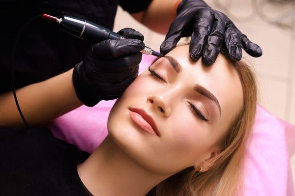 Permanent makeup artist with more than 7 years in beauty industry