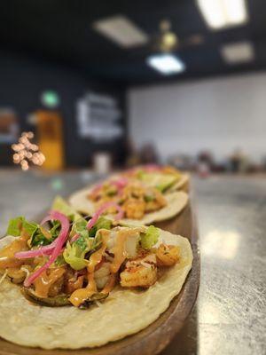 Grilled shrimps tacos.