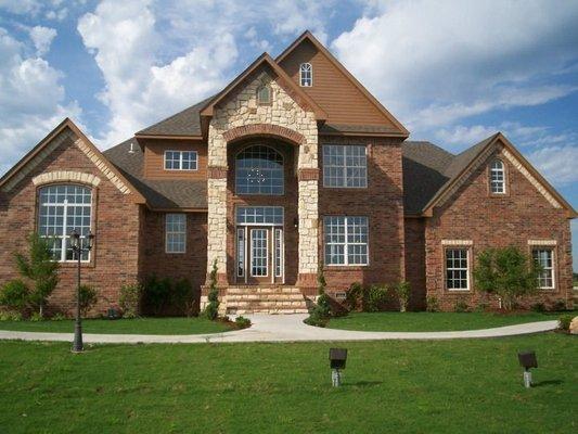 Two Story, 4 bedroom/3 bathroom, ADA bathroom accomodations, 3 king beds and double bunks in 4th bedroom. Whirlpool tub and washer/dryer.