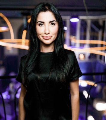 Hi! I'm your best hairdresser! World champion. I will teach you how to make the best haircut and brilliant color.