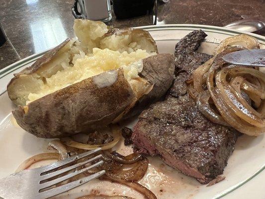 What a nice little gem this restaurant is. Homemade food is so yummy staff is very nice.