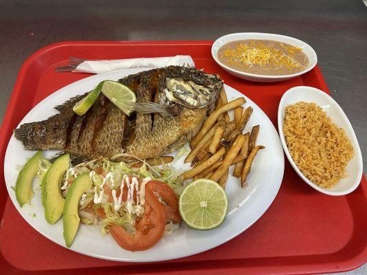 Fried fish and chips plate Pescado dorado