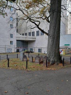 An island in the pavement