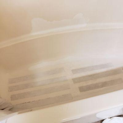 Nasty tub full of mold & needs a good cleaning.