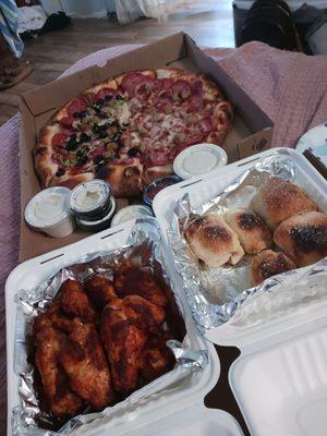 Half rigos combo Half meat lovers Spicy wings Stuffed garlic rolls