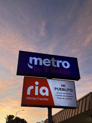 ENVIOS DE DINERO, CAMBIO DE CHEQUES, PAGO DE BILLES, RECARGAS