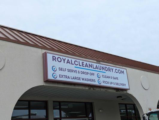 Newley renovated Royal Clean Laundromat on W Market, Greensboro.
Self-service, drop off, pick up & delivery options residential commercial!