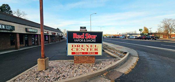 Exterior - Red Star Vapor & Smoke Monument Signage Near Road