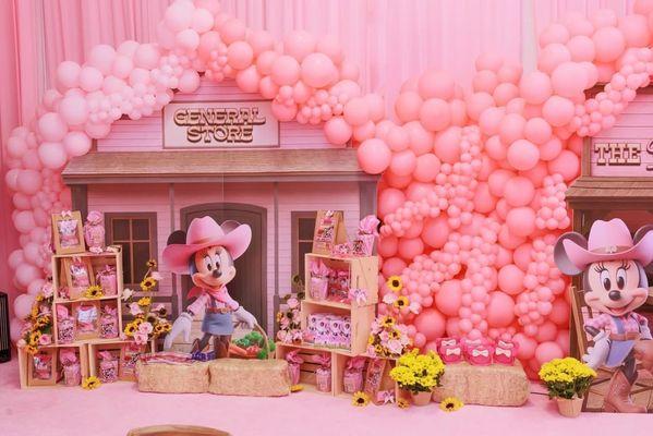 The kids' table featured a stunning rose & sunflower table-length centerpiece