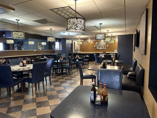 The Tree Top Grill, suitable for breakfast, lunch, dinner, or a late night drink.