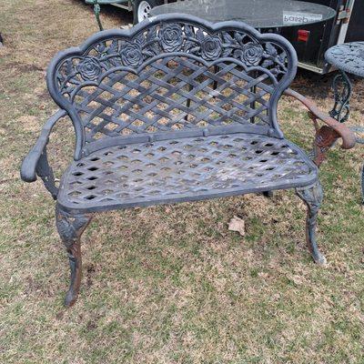 Linda's Lockers Thrift Store