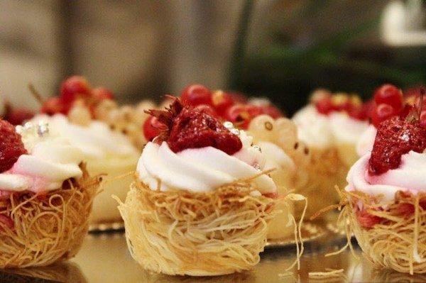 Sweet Filo cups with berries and cream