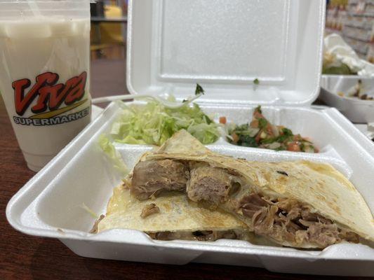 Quesadilla con carnitas y horchata