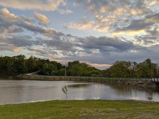 We had a lovely stay at The Lake House! It was clean, cozy and I loved having the kitchen area!!
