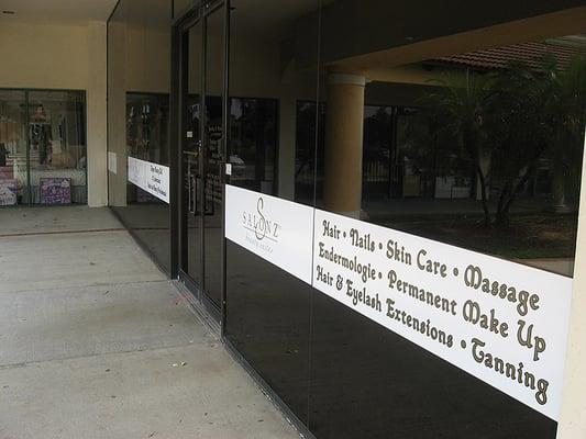 RAYMONDE DE PAREE
WOMAN'S HAIR STYLIST