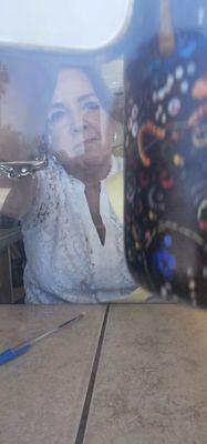 Empleada horrible servicio al cliente. Deven de correrla. No darle trabajo a gente como esta vulgar persona.