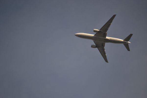 belly shot of the United 777 on approach to SFO