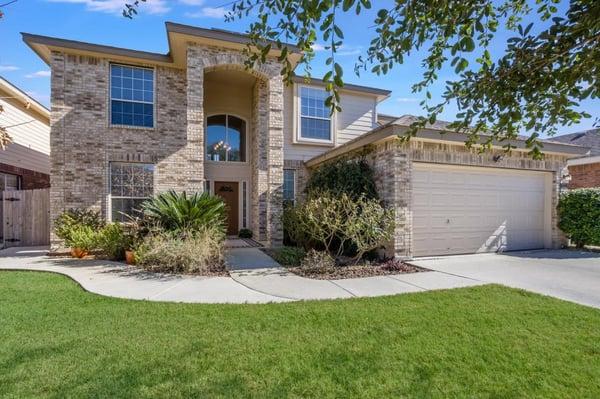 Beautiful 5 bed 3.5 bath home located on the North Side of San Antonio. Had been maintained wonderfully and wont stay on the ...